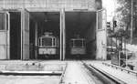 SSB Stuttgart__Zahnradbahn__Tw 101 [ME 1935] und Tw 103 [ME 1937] in der Tw-Halle im Alten Zahnradbahnhof. Nachdem am 08.09.1980 die wochenlange große Streckenertüchtigung (für die 1982 in Betrieb genommenen ZT4.1) zu Ende war, durften zunächst die Alt-Fahrzeuge die neue (jetzt doppelt so lange) Schiebebühne im Betriebshof benutzen.__02.06.1981