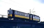 Sonderfahrt der Zahnradbahn Stuttgart: TW 104 und Vorstellwagen 120 überqueren die Brücke über die Neue Weinsteige (15.09.1984)