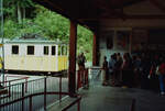 Talbahnhof Brannenburg-Waching, Zahnradlok Nr.3 und Fahrgäste der Wendelsteinbahn, welche schnell den Zug erreichen wollen.