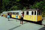 Fahrgäste und ein Zug der Wendelsteinbahn mit Zahnradlok Nr.3 vor der Bergfahrt auf den Wendelstein, Talbahnhof Brannenburg-Waching. Sommer 1984 