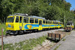 Wendelsteinbahn Zahnradbahn Beh 4/8 Prinzregent Luitpold fährt in den Bahnhof Brannenburg ein.
Wagen Nr 5 Hage 2/2 von Stadler hat sich schon mal einen Wagen mit ein paar Mülltonnen geschnappt und wartet im Nebengleis.
12. August 2026 kur ...