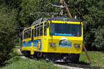 Wendelsteinbahn Zahnradbahn Beh 4/8 Otto von Steinbeis etwas oberhalb des Bahnhof Brannenburg am 12. August 2026. Hier kann man die Schienen der Zahnradbahn ganz gut erkennen.