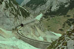 Stilgerechter Zug der Wendelsteinbahn bei der Hohen Mauer im Sommer 1984