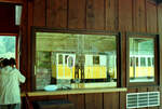 Zahnradlok 3 der Wendelsteinbahn als Spiegelung am Schalter des Talbahnhofs Brannenburg-Waching im Sommer 1984 (im Lauf der Zeit wurde der Talbahnhof schon wieder umgebaut) 