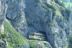 Triebwagen der Wendelsteinbahn kurz vor der Einfahrt in den Bergbahnhof auf 1724 m   28.07.08