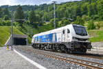 Stadler Euro 9000 (2019 300-3, D-STAVA) ist am 08.06.2021 von Basel nach Romanshorn unterwegs und hat gerade den neuen Bözbergtunnel bei Schinznach-Dorf verlassen.