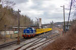 Raildox 293 002 mit leerem Holzzug und Schlusslok 159 220 am 25.02.2022 in Bad Lobenstein.