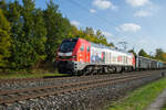 159 239-3 ist am 12.10.2022 mit einem Güterzug in Richtung Gemünden bei Thüngersheim unterwegs.