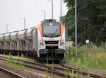 Die 159 001 des EVU HVLE auf Ausfahrt in Mühlberg, Kieswerk wartend. 01.08.2021 09:47 Uhr.
