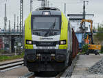 Die Captrain-Hybridlokomotive 159 102-3 wartet auf die Entladung der angehängten offenen Güterwagen. (Neubrandenburg, Mai 2021)