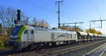 ITL - Eisenbahngesellschaft mbH, Dresden [D] mit  159 104-9  [NVR-Nummer: 90 80 2159 104-9 D-ITL] und Schüttgutwagenzug mit Kies/Sand am 15.11.22 Durchfahrt Bahnhof Golm.