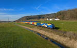 159 229 mit einem Containerzug am 19.12.2023 bei Halbmeile.