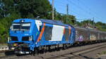 Nagelneue Dual Vectron, Mieter lt. Railcolor dispo-Tf Rail GmbH, Berlin [D]?  248 021  [NVR-Nummer: 90 80 2248 021-8 D-NRAIL] und einem Ganzzug Schiebewandwagen am 24.08.22 Durchfahrt Bahnhof Niederndodeleben.