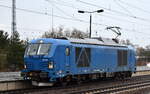 Dispo-Tf Rail GmbH, Berlin [D] mit der Vectron Dual Lok  248 046  [NVR-Nummer: 90 80 2248 046-5 D-NRAIL] am 22.03.24 Durchfahrt Bahnhof Schönefeld bei Berlin.