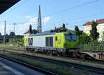 Alpha Trains 248 036 ( 9080 2248 036-6 D-ATLU ) in Bamberg vor einem Kontainerzug beim pausieren am 20.5.2024