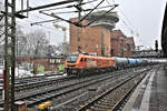 BBL 2019312-7 kommt fährt hier am 13.2.2026 um 13.12 Uhr mit einem Kesselwagen Zug durch den Bahnhof Harburg in Richtung Bremen.
