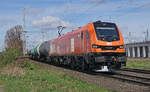 Die Euro9000 Lokomotive 2019 309-4 von BBL LOGISTIK bügelt mit einem Kesselzugam 25.03.2024 durch Porz am Rhein.