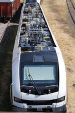 09.Juli 2026, 15:40 Uhr: Vor dem Geb�ude der Eifelbahn Verkehrs GmbH (Rheinh�ller 3) im ehemaligen BW-Linz standen die  Schwesterloks  Stadler 2019 335-9 (hier im Bild) und Stadler 2019 336-7. - Die Fu�g�ngerbr�cke, deren ersatzloser Abriss wohl f�r die 29.KW angesetzt ist bot die seltene Gelegenheit, der Stadler 2019 335-9 mal auf's Dach zu schauen.