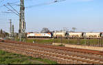 Auf anderer Strecke:
Von der Halle Messe kommend, transportiert 159 001-7 (Stadler Eurodual) Wagen mit Kies entlang der Leipziger Chaussee (B 6) Richtung Zugbildungsanlage (ZBA) Halle (Saale).

🧰 Havelländische Eisenbahn AG (HVLE)
🕓 3.5.2023 | 18:49 Uhr