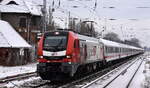 Mitteldeutsche Eisenbahn GmbH, Schkopau [D] mit ihrer Eurodual Lok  2159 235-1  [NVR-Nummer: 90 80 2159 235-1 D-RCM] mit einem Überführungszug zum Stillstandsmanagement der DB in Mukran mit einem Ganzzug IC 1 Klasse und vor allem IC Bistro Personenwagen am 04.12.23 Berlin Buch.