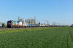 2159 260 BELog zieht einen langen Güterzug mit Schüttgutwagen hinter sich her. Arensdorf am 22.4.26.