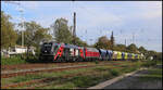 Mit der Diesellok 215008-2 und einem Schotterwagen Zug am Haken kam am 19.9.2026 um 17.18 Uhr die NeoLox 159278-1  in Richtung K�ln durch den Bahnhof Bonn - Mehlem.