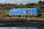 Am 24.10.2022 wartet die Siemens Vectron 248 106-8 (PRESS) wieder im Bahnhof Arnsberg auf die Beladung des Holzzuges.