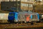 248 028 Spitzke Dual Vectron mit Schotterzug in Wuppertal, März 2024.