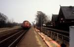 DSB-Kleinstadtbahnhöfe: Bahnhof Tvis. - Ein Personenzug (Mx 1039 mit Personenwagen) erreicht am 9. April 1979 den Bahnhof Tvis, der zur Aufnahmezeit zum Haltepunkt herabgesetzt worden war. 