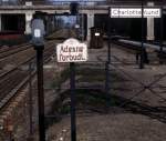 DSB Bahnhof Charlottenlund im Mai 1978: Diensttelefon, Verbotsschild und Bahnhofsnamentafel.