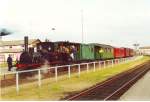 Der DJK betreibt ber lokale Vereine Museumsbahnen. Auf Lolland in der Sdsee ist es die Linie Maribo - Bandholm. Hier dampft die Lok 2  Kjge . Am 18.10.2001 tat sie das mit den Wagen HHGB-D1 (Packwagen), KSB-C20, NFJ-A7, GDS-C40 und OMB-B5. Der Zug wurde zunchst aus dem Bahnhof geschoben, ehe die Reise nach Bandholm an der Nordkste beginnen konnte.