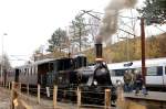 F694 in Sonderburg (Sønderborg). Im Hintergrund DSB IC3. 27. November 2006.