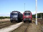 Dieselprchen in altem und neuem Lackkleid im Bahnhof Nykbing/F.