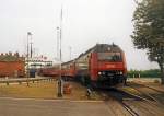 Im Bahnhof Gedser zieht die ME 1516 am 5.6.1993 den D 302  Neptun  aus Prag vom Fhrschiff Warnemnde fr die restlichen Kilometer nach Kopenhagen.