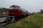 Die Ex-DSB-Lok 1439 steht am 22.8.2010 mit zwei n-Wagen im Kleinbahnhof von Niebll.