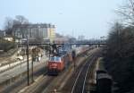 Kopenhagen im April 1978: Die DSB-Diesellok Mz 1445 hat vor wenigen Minuten den Kopenhagener Hauptbahnhof verlasssen und fhrt mit einigen Personenwagen, u.a.