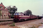 DSB: Ein Nebenbahnzug bestehend aus der Diesellok Mz 1411 (NOHAB 1970) und zwei Personenwagen erreicht am 5.