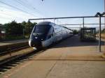 DSB IC-4 Dieseltriebzug, Litra MG, am 05.09.2007 im Bahnhof Fredericia. Dieser Zug war/ist probeweise im Regionalzugverkehr zwischen rhus und Fredericia eingesetzt. Die Dnischen Staatsbahnen DSB hoffen diesen Zug im Laufe des Jahres 2007 nach und nach und endgltiger Zulassung durch die Eisenbahn-Zulassungsbehrde (Jernbanetilsynet) fest in Betrieb und somit im Linienverkehr einsetzen zu knnen. Dieses nach jahrelanger Verzgerung bei der Entwicklung und Aufbau des Herstellers Ansaldo Breda, Italien.