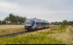 Desiro 504 der Nordjyske Jernbaner am 18. August 2019 auf dem Weg von Hirtshals nach Hjørring kurz nach der Haltestelle Sønderby.