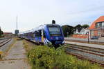 Nordjyske Jernbaner (NJ): Am Nachmittag des 3. August 2018 verlässt der Regionalzug nach Aalborg den Bahnhof Hjørring. Der Zug besteht aus zwei Garnituren der Bauart Alstom LINT 41 (Lm 676-646 (95 86 6481 646-8 DK-NJJ) + Lm ?).