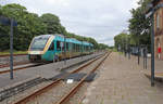 Arriva: Im Bahnhof Skærbæk wartet der Zug (AR 1006) nach Tønder / Tondern auf freie Fahrt; in wenigen Minuten wird der Gegenzug nach Esbjerg im Bahnhof ankommen.