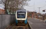 Ein Arriva-LINT steht am 31.10.2009 als Zug nach Skjern in Esbjerg zur Abfahrt bereit.Das Bild entstand am Stumpfgleis 0 des Bahnhofes, es ist vom Zugang zum Bahnsteig aufgenommen.