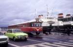 HHGB (Helsingør-Hornbæk-Gilleleje-Banen, auch Hornbækbanen genannt) im August 1976: Ein Triebzug bestehend aus einem Triebwagen Ym (hinten) und einem Steuerwagen Ys) fährt in der