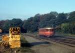 HTJ (Høng-Tølløse-Jernbane): OHJ-Schienenbus S 32 verlässt am 15. Oktober 1974 den Bahnhof Dianalund. Der Zug fährt nach Slagelse über Høng.