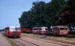 HHGB, Helsingr-Hornbk-Gilleleje-Banen: Ein Scandia-Schienenbustriebwagen (Sm) in Saunte am 5. Juli 1973. - Rechts halten ein paar augemusterte Schienenbusse, von denen der eine schon teilweise verschrottet ist.