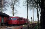 ØSJS (Østsjællandske Jernbaneselskab, Østbanen): Ein Zug bestehend aus dem Beiwagen Sp 2 und einem Triebwagen verlässt am 24.