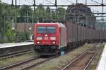 Am 10.07.2017 durchfährt 185 336 meit einem Cotainerzug den Bahnhof Hässleholm in Richtung Norden.