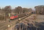 DB Cargo Scandinavia 185 334 mit Volvo-Logistikzug von Schweden nach Gent (B) durch Lembruch am 05.12.16.