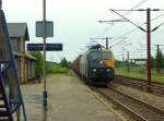 An meinem Fotonachmittag in Taulov, DK am 19.08.2010 kam auch diese blaue 185er Richtung Sden durch. Am Hausbahnsteig wird auf die nchste Fahrgelegenheit gewartet..