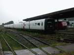 IC 3 der DSB (Gumminase) und BR 218 im Bf Puttgarden am 10.7.2002.